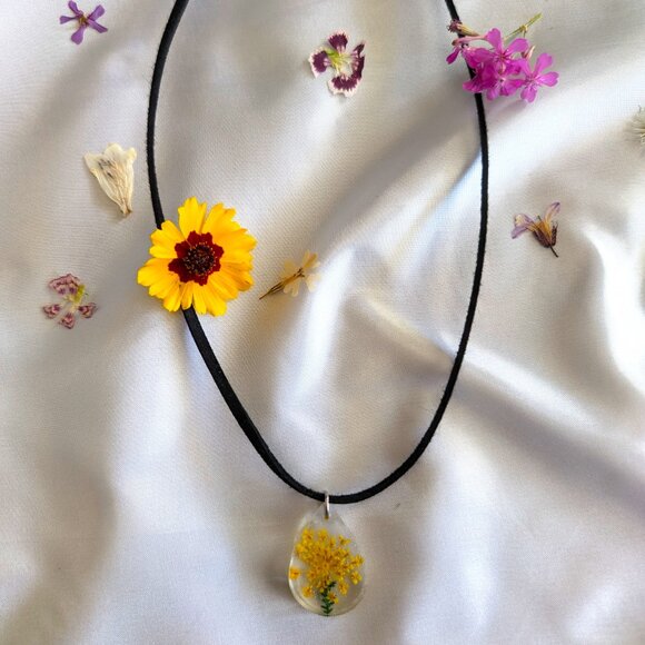 Tear Drop Shaped Beautiful Hand Made Orangeish Yellow Firework Dried Flower Resi - Picture 3 of 3